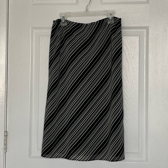 New York & Company lined skirt - Picture 7 of 7